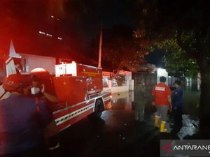 Damkar Kerahkan Mobil Pompa Air Sedot Banjir di Pondok Karya Mampang Damkar Kerahkan Mobil Pompa Air Sedot Banjir di Pondok Karya Mampang