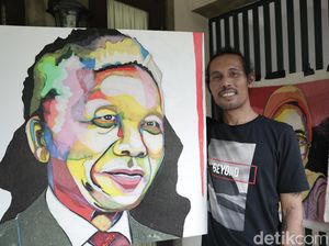 Lukisan Wajah Para Artis dan Pejabat Berbahan Sampah Plastik