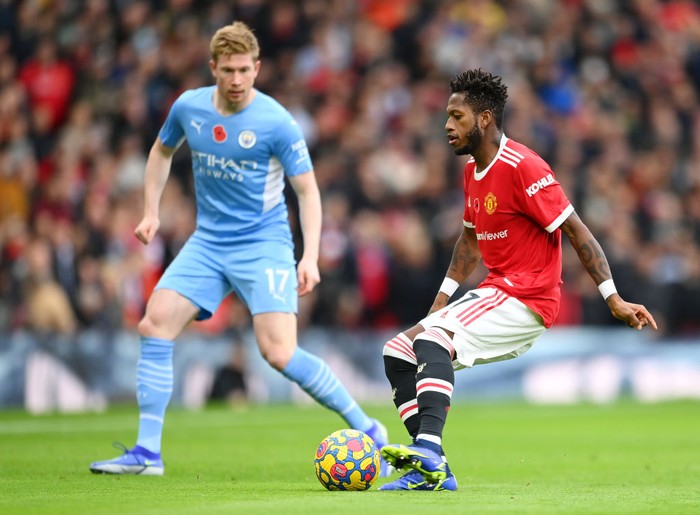 MANCHESTER, ENGLAND - NOVEMBER 06: Fred of Manchester United runs from Kevin De Bruyne of Manchester City during the Premier League match between Manchester United and Manchester City at Old Trafford on November 06, 2021 in Manchester, England. (Photo by Michael Regan/Getty Images)