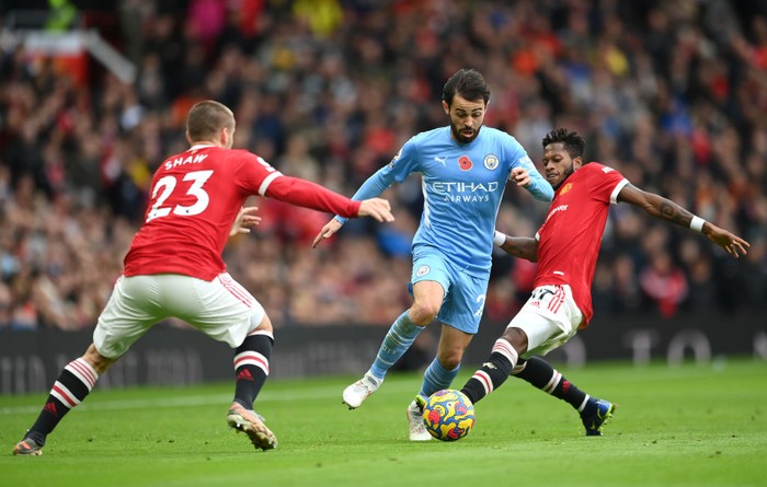 MANCHESTER, ENGLAND - NOVEMBER 06: Fred of Manchester United runs from Kevin De Bruyne of Manchester City during the Premier League match between Manchester United and Manchester City at Old Trafford on November 06, 2021 in Manchester, England. (Photo by Michael Regan/Getty Images)