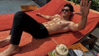 Gaya Keren Iko Uwais Saat Menikmati Es Kelapa dan Steak