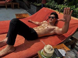 Gaya Keren Iko Uwais Saat Menikmati Es Kelapa dan Steak