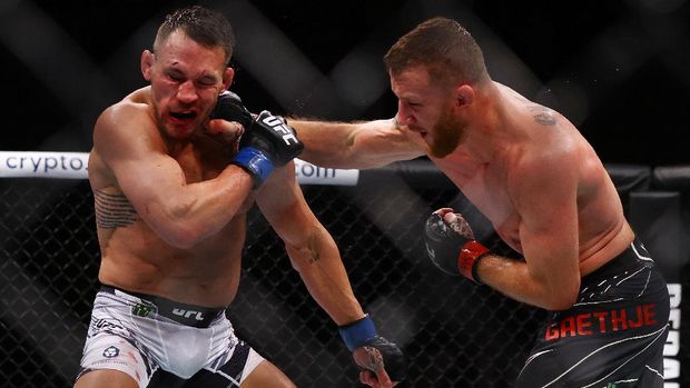 NEW YORK, NEW YORK - NOVEMBER 06: (R-L) Justin Gaethje punches Michael Chandler in their lightweight bout during the UFC 268 event at Madison Square Garden on November 06, 2021 in New York City.   Mike Stobe/Getty Images/AFP (Photo by Mike Stobe / GETTY IMAGES NORTH AMERICA / Getty Images via AFP)