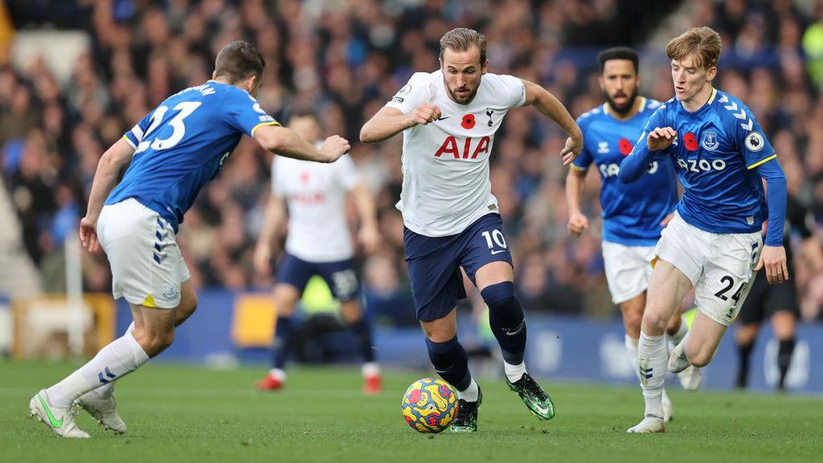 Harry Kane (putih) tak mampu mencetak gol ke gawang Everton. Foto: Getty Images/Clive Brunskill