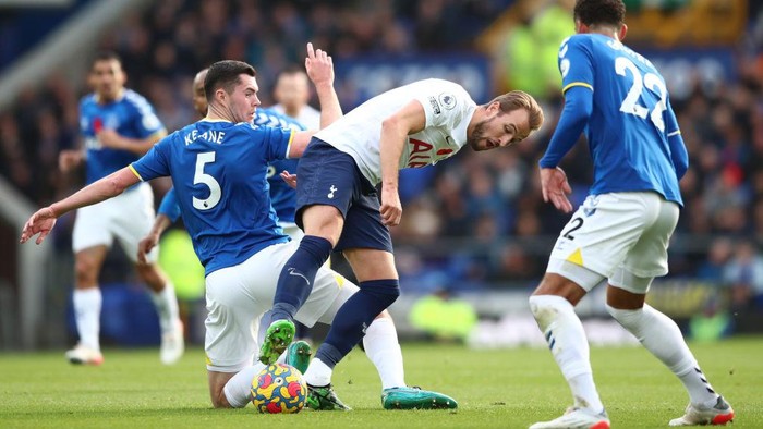 LIVERPOOL, ENGLAND - NOVEMBER 07: Harry Kane of Tottenham Hotspur battles for possession with Michael Keane of Everton during the Premier League match between Everton and Tottenham Hotspur at Goodison Park on November 07, 2021 in Liverpool, England. (Photo by Jan Kruger/Getty Images)