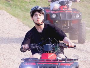 8 Foto Jungkook BTS Tanpa Make Up, Bikin Netizen Pangling dan Terpana 8 Foto Jungkook BTS Tanpa Make Up, Bikin Netizen Pangling dan Terpana