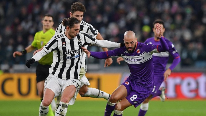 TURIN, ITALY - NOVEMBER 06: Riccardo Saponara of Fiorentina runs from Adrien Rabiot of Juventus during the Serie A match between Juventus FC and ACF Fiorentina at Allianz Stadium on November 06, 2021 in Turin, Italy. (Photo by Chris Ricco/Getty Images)