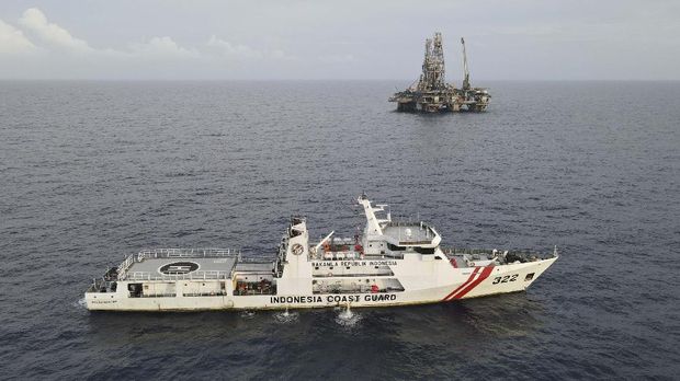 Kapal Bakamla, KN Pulau Marore berlayar di sekitar rig Blok Tuna, Laut Natuna Utara, untuk membayangi kapal Coast Guard China yang berlayar di sekitar lokasi pengeboran sumur eksplorasi migas tersebut.