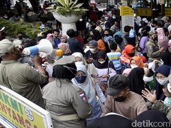 Duh! Pindai Barcode Picu Kerumunan Warga di Taman Alun-alun Bandung