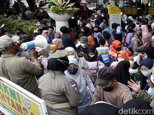Duh! Pindai Barcode Picu Kerumunan Warga di Taman Alun-alun Bandung Duh! Pindai Barcode Picu Kerumunan Warga di Taman Alun-alun Bandung