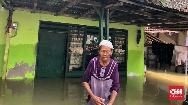 Amah (60) salah korban banjir Gresik yang berusia lansia. Amah tinggal seorang diri Desa Cermen, Kecamatan Kedamean, Gresik, Jatim.