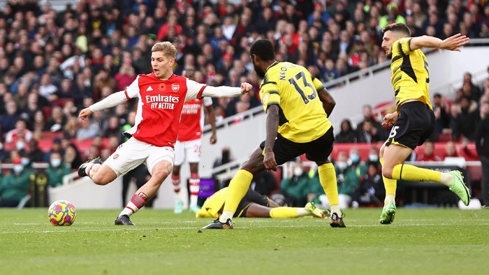 LONDON, ENGLAND - NOVEMBER 07: Emile Smith Rowe of Arsenal scores their sides first goal during the Premier League match between Arsenal and Watford at Emirates Stadium on November 07, 2021 in London, England. (Photo by Ryan Pierse/Getty Images)