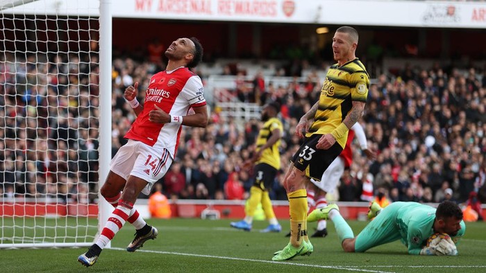 LONDON, ENGLAND - NOVEMBER 07: Pierre-Emerick Aubameyang of Arsenal reacts after having his penalty kick saved by Ben Foster of Watford FC during the Premier League match between Arsenal and Watford at Emirates Stadium on November 07, 2021 in London, England. (Photo by Richard Heathcote/Getty Images)