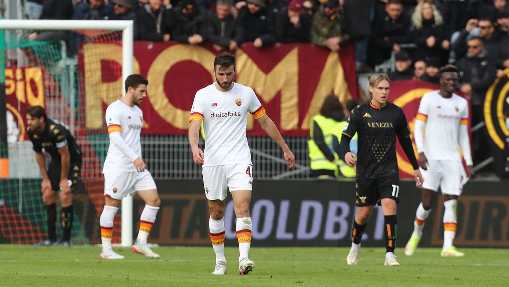 VENICE, ITALY - NOVEMBER 07: Players of Roma show their dejection during the Serie A match between Venezia FC v AS Roma at Stadio Pier Luigi Penzo on November 07, 2021 in Venice, Italy. (Photo by Maurizio Lagana/Getty Images)