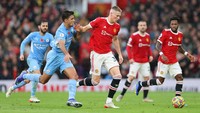 Rangnick gemar memainkan satu jangkar dan jika menilik materi MU saat ini, peran itu paling mungkin ditempati Scott McTominay -- jika tidak ingin membeli seorang DM murni. (Foto: Getty Images/Clive Brunskill)