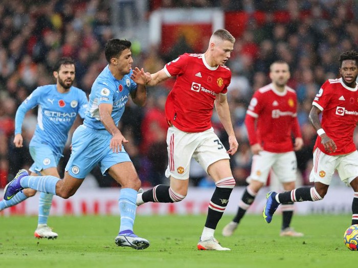 MANCHESTER, ENGLAND - NOVEMBER 06: Rodrigo of Manchester City battles for possession with Scott McTominay of Manchester United during the Premier League match between Manchester United and Manchester City at Old Trafford on November 06, 2021 in Manchester, England. (Photo by Clive Brunskill/Getty Images)