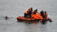 Momen Evakuasi Kakak-Adik yang Tewas Tenggelam di Pantai Makassar