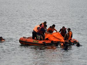 Momen Evakuasi Kakak-Adik yang Tewas Tenggelam di Pantai Makassar