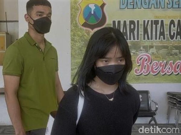 Momen Keluarga Vanessa Angel-Bibi Datangi RS Bhayangkara Polda Jatim