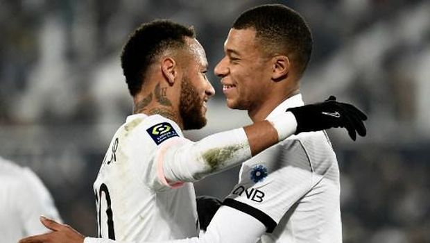 Paris Saint-Germain's Brazilian forward Neymar (L) is congratulated after scoring his second goal of the match by teammate  Paris Saint-Germain's French forward Kylian Mbappe during the French L1 football match between FC Girondins de Bordeaux and Paris Saint-Germain at The Matmut Atlantique Stadium in Bordeaux, south-western France on November 6, 2021. (Photo by Philippe LOPEZ / AFP)