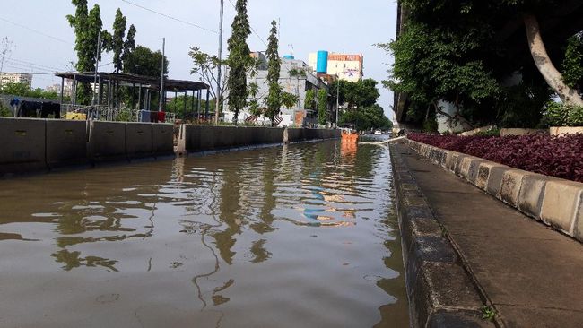 Pantauan pukul 08.30 WIB, rob menggenangi Jalan RE Martadinata Jakut. (Foto: Rakha/detikcom)