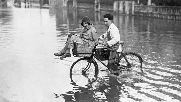 Ragam Cara Unik-Nggak Biasa Orang Zaman Dulu Menerjang Banjir