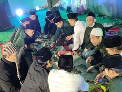 Ratusan Santri-Kiai di Ponpes Kediri Gelar Tradisi Liwetan