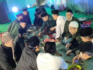 Ratusan Santri-Kiai di Ponpes Kediri Gelar Tradisi Liwetan Ratusan Santri-Kiai di Ponpes Kediri Gelar Tradisi Liwetan