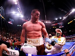 Bikin KO Caleb Plant, Saul Canelo Alvarez Raja Tinju Kelas Menengah Super