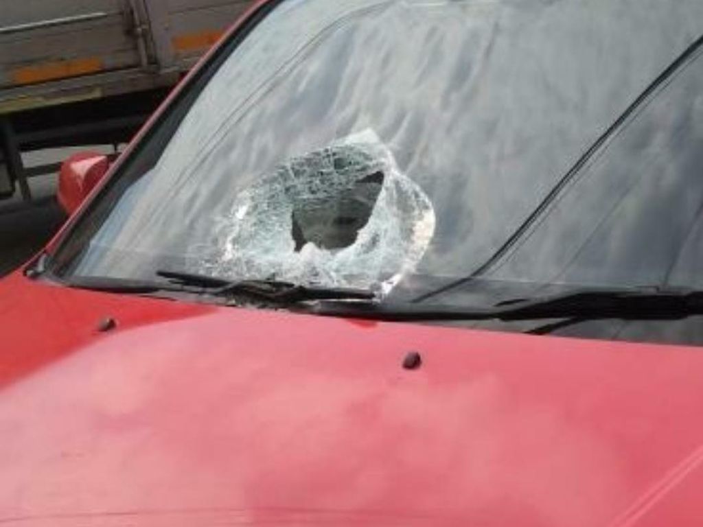 Detik-detik Ibu Gendong Anak Terluka Gegara Lemparan Batu ke Mobil di Jakbar