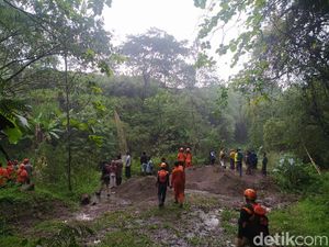 6 Pemancing Terseret Arus Sungai di Karanganyar, 1 Hilang 6 Pemancing Terseret Arus Sungai di Karanganyar, 1 Hilang