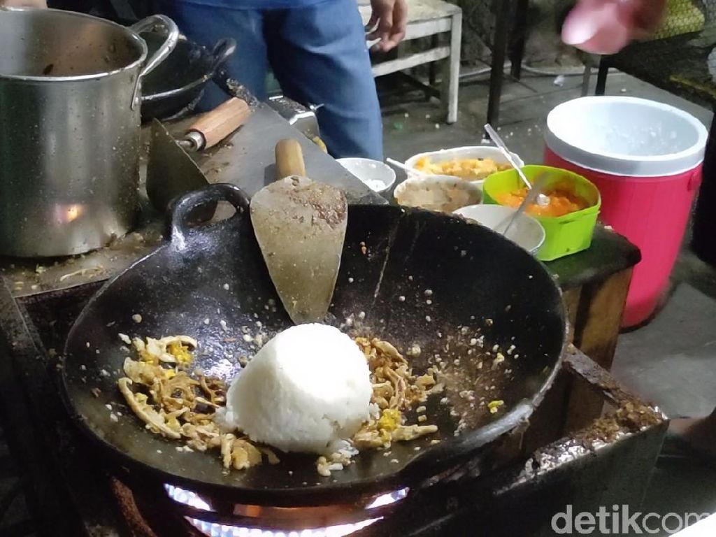 Viral Nasi Goreng Babat Dimasak Pakai Sekop, Ini Kisah Penjualnya