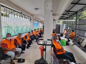 14 Kades Tahanan KPK Kasus Suap Bupati Probolinggo Dititipkan Kejati Jatim 14 Kades Tahanan KPK Kasus Suap Bupati Probolinggo Dititipkan Kejati Jatim
