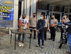 Puluhan Knalpot Brong Hasil Razia Balap Liar di Sidoarjo Dihancurkan