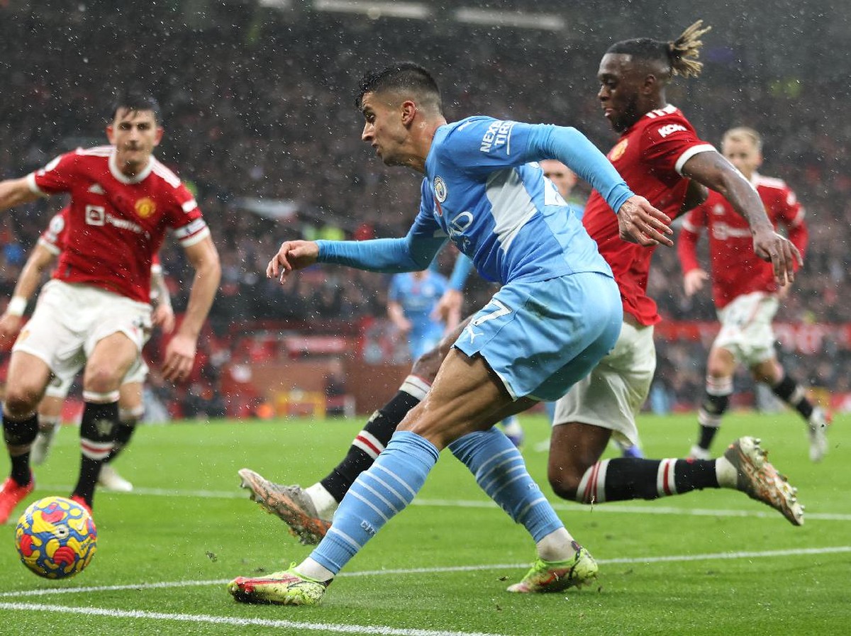 Momen Wan-Bissaka mengadang Joao Cancelo di derby Manchester akhir pekan lalu. (Foto: Clive Brunskill/Getty Images)