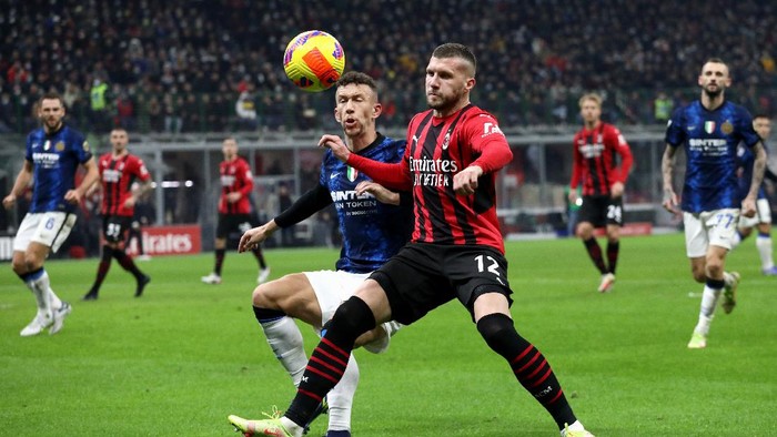 MILAN, ITALY - NOVEMBER 07: Ante Rebic of AC Milan battles for possession with Ivan Perisic of FC Internazionale during the Serie A match between AC Milan and FC Internazionale at Stadio Giuseppe Meazza on November 07, 2021 in Milan, Italy. (Photo by Marco Luzzani/Getty Images)