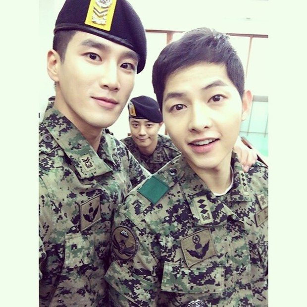 Ahn Bo Hyun bersama Song Joong Ki dalam drama Descendants of the Sun