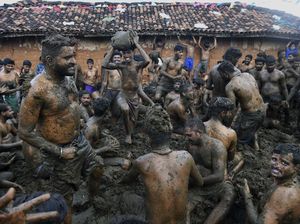 Ada-ada Saja, Aksi Saling Lempar Kotoran Sapi India