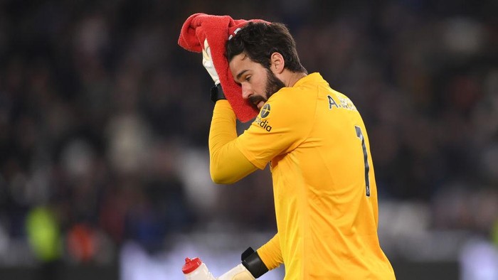 LONDON, ENGLAND - NOVEMBER 07: Alisson Becker of Liverpool wipes his head with a towel during the Premier League match between West Ham United and Liverpool at London Stadium on November 07, 2021 in London, England. (Photo by Mike Hewitt/Getty Images)