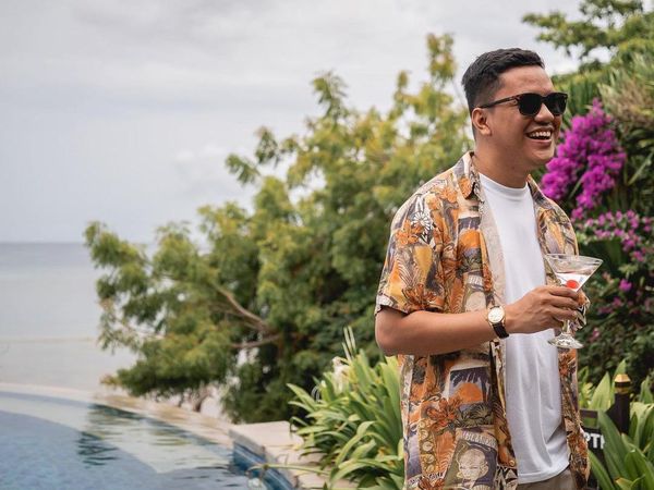 Potret Arief Muhammad Saat Makan Burger dan Ngeriung di Warung Makan