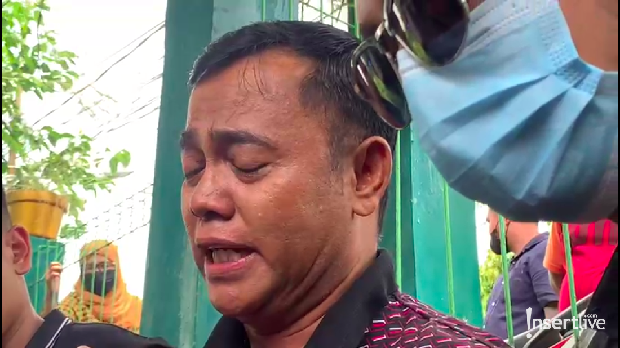 Ayah Bibi Andriansyah menangis saat mengingat kematian putra dan menantunya