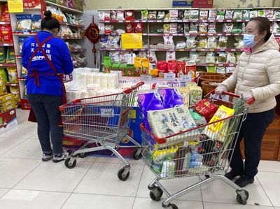 Geger Warga China Panic Buying-Borong Makanan