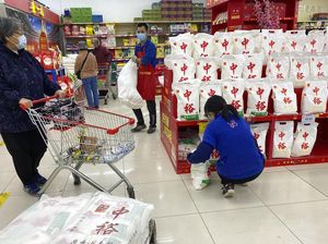 Warga China Panic Buying! Ini yang Diborong Sampai Rak Kosong
