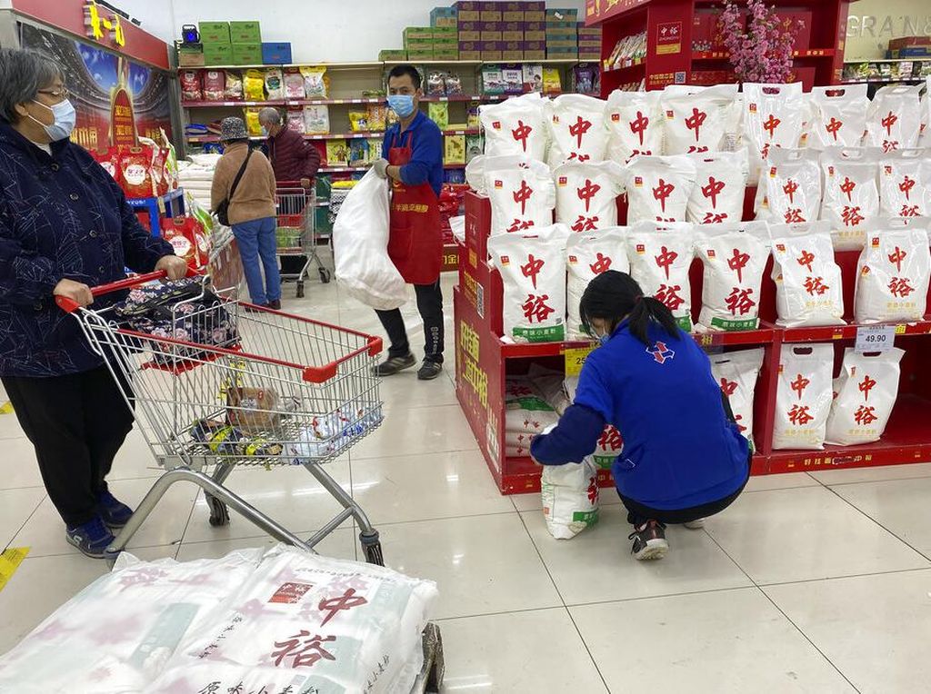 Warga China Panic Buying! Ini yang Diborong Sampai Rak Kosong Warga China Panic Buying! Ini yang Diborong Sampai Rak Kosong