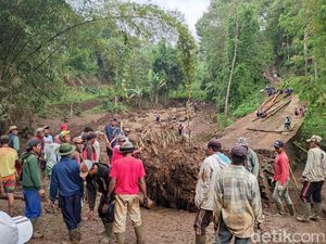 Banjir Bandang, Warga Sekampung di Garut Terisolir