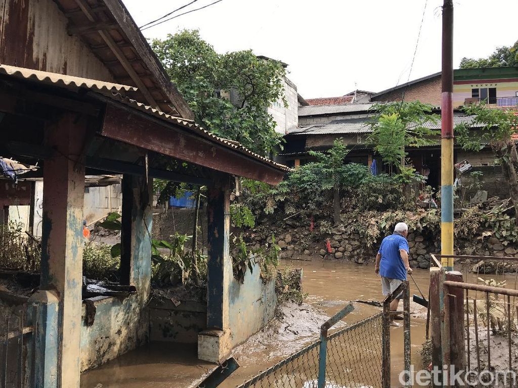 Sempat Banjir 2,5 Meter, Kini Endapan Lumpur Terjang Cililitan Jaktim