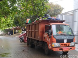 Banjir di Pondok Karya Jaksel Surut, PPSU-Warga Bersihkan Sampah