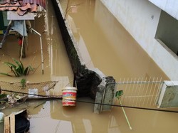 Warga Rawajati Jaksel Kebanjiran Lagi, Teriak soal Normalisasi