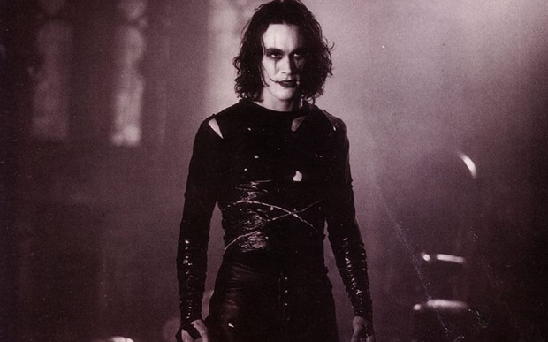 Brandon Lee saat syuting The Crow / foto: imdb.com Brandon Lee saat syuting The Crow