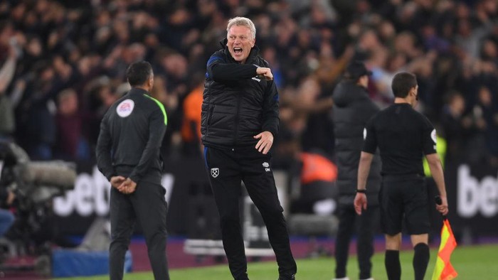 LONDON, ENGLAND - NOVEMBER 07: David Moyes, Manager of West Ham United celebrates their sides third goal scored by Kurt Zouma of West Ham United (not pictured) during the Premier League match between West Ham United and Liverpool at London Stadium on November 07, 2021 in London, England. (Photo by Mike Hewitt/Getty Images)